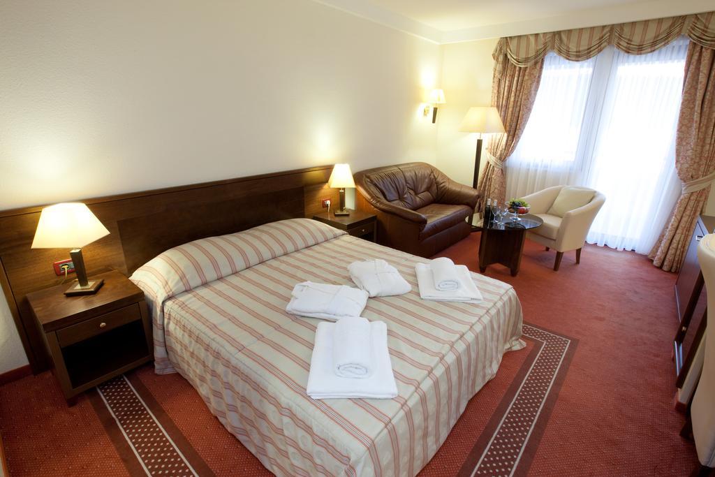 Family Hotel Pagus Паг Екстериор снимка