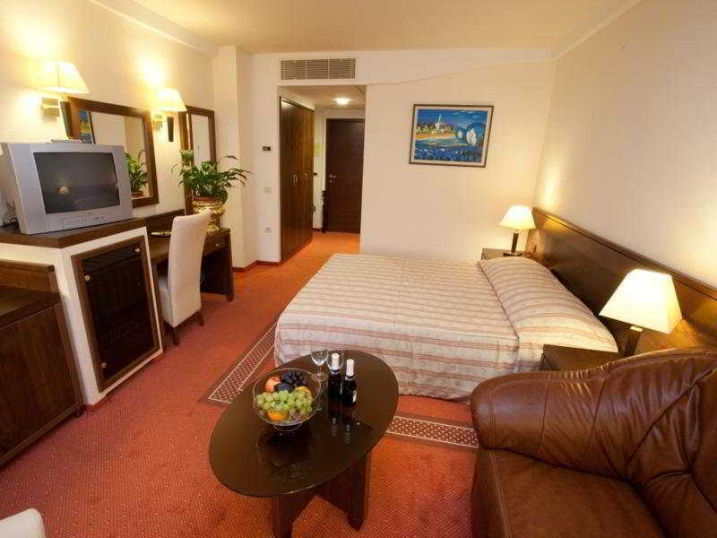 Family Hotel Pagus Паг Екстериор снимка