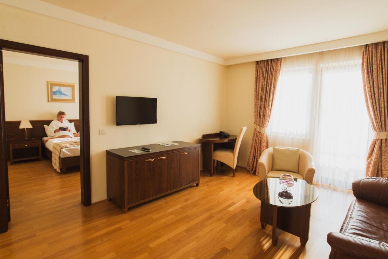 Family Hotel Pagus Паг Екстериор снимка