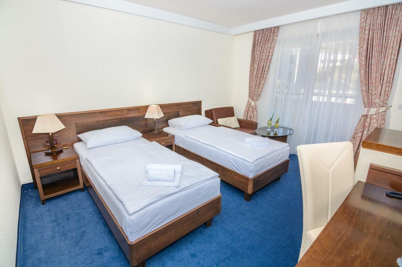 Family Hotel Pagus Паг Екстериор снимка