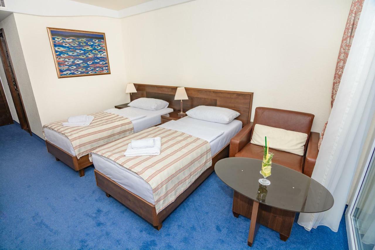 Family Hotel Pagus Паг Екстериор снимка