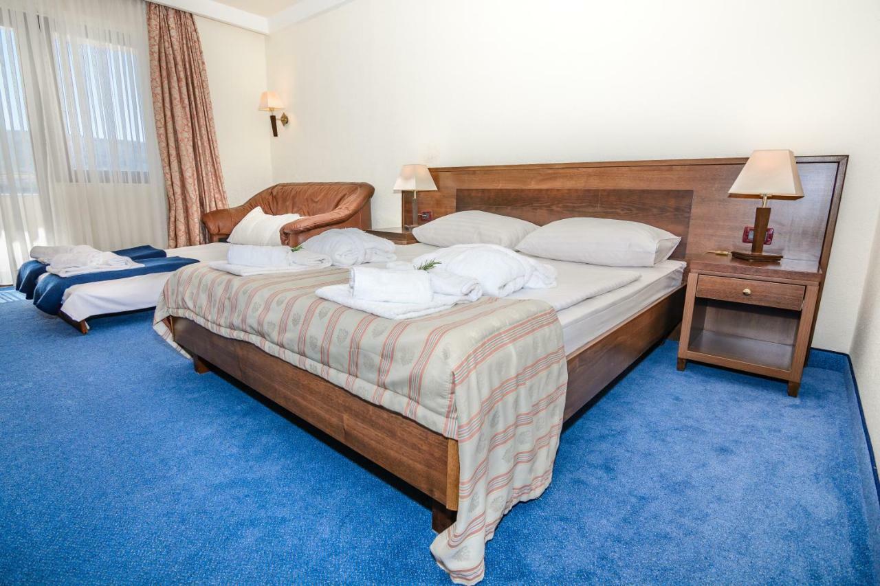 Family Hotel Pagus Паг Екстериор снимка