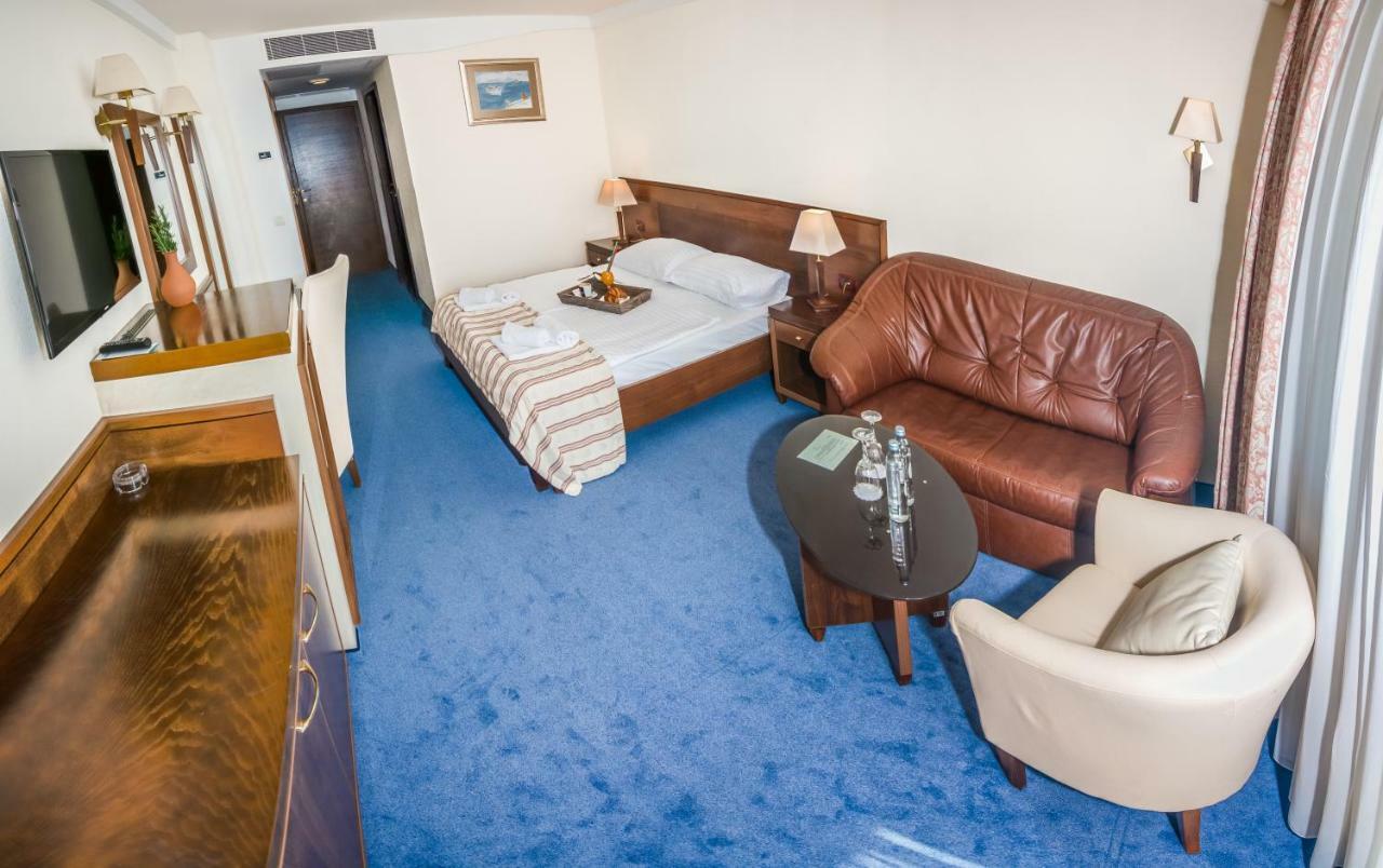 Family Hotel Pagus Паг Екстериор снимка